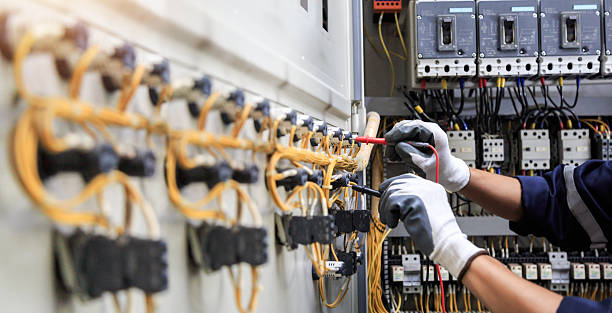 Professional Electrician technician working in Hollywood Park, TX